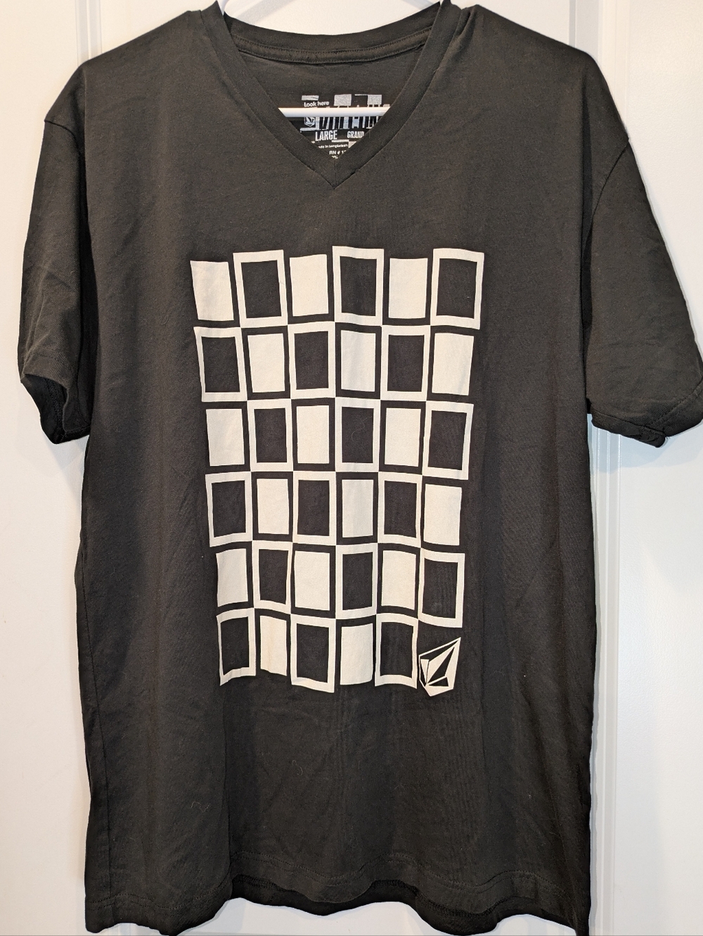 Volcom Graphic T Shirt Large Black V Neck Short Sleeve Skate Streetwear Tee